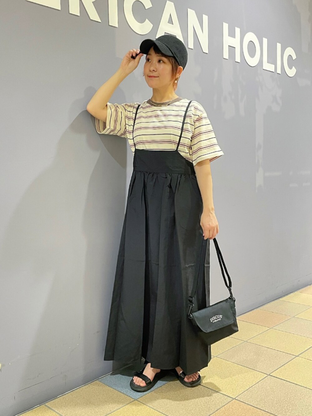 「ボーダーTシャツ、マルチボーダー、マルチボーダーT、レトロガーリー、レトロボーダー、キャミワンピ、キャミワンピコーデ、キャミワンピース、キャップコーデ、スポサンコーデ、スポサン、スポーティーMIX、ガーリーカジュアル、アメリカンホリック、AMERICAN HOLIC」｜「AMERICAN HOLICの半袖マルチボーダーカットプルオーバー（Tシャツ/カットソー、ホワイト系）」を使った、ah.susuyuさん（骨格ストレート・レディース・158cm）の夏コーディネートの1枚目の写真