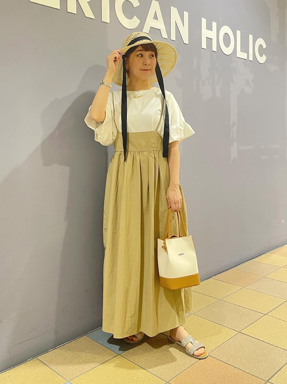 「キャミワンピ、キャミワンピース、キャミワンピコーデ、袖フリル、袖フリルトップス、袖フリルカットソー、ナチュラルコーデ、ペーパーハット、むぎわら帽子、ガーリーカジュアル、カジュアルコーデ、夏服、アメリカンホリック、AMERICAN HOLIC」｜「AMERICAN HOLICの2Wayロゴキャンバスショルダーバッグ（ショルダーバッグ、ベージュ系）」を使った、ah.susuyuさん（骨格ストレート・レディース・158cm）の夏コーディネートの1枚目の写真