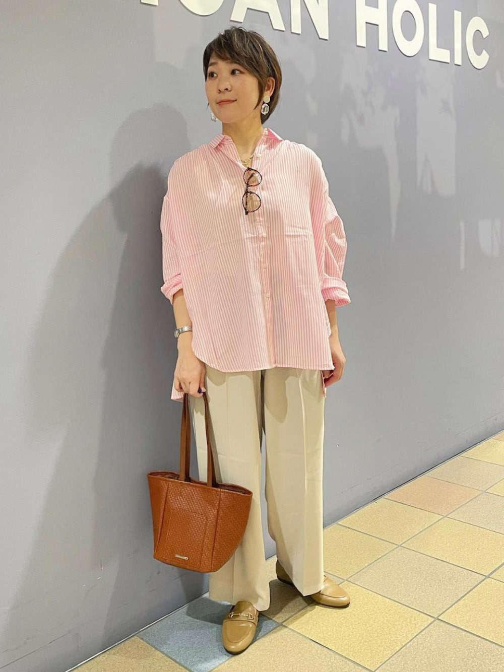 「春夏コーデ、シャツコーデ、ストライプシャツ、ワイドパンツコーデ、接触冷感パンツ、オフィスカジュアルスタイル、オトナカジュアル、センタープレスパンツ、ローファーコーデ、抜き襟、サングラス、サングラスコーデ、キレイめカジュアル、ハンサムコーデ、アメリカンホリック」｜「AMERICAN HOLICの２way型押しトートバッグ（トートバッグ、ブラウン系）」を使った、ah.susuyuさん（骨格ストレート・レディース・158cm）の春コーディネートの1枚目の写真