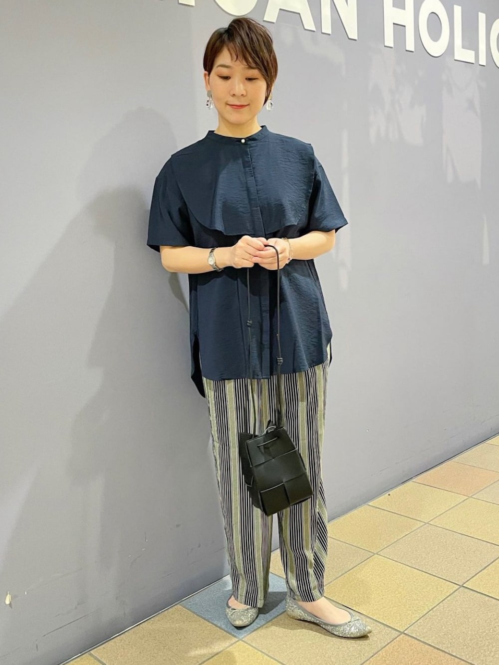 「フリルブラウス、ブラウスコーデ、ブラウス×パンツ、オフィスカジュアル、きれいめカジュアル、大人カジュアル、大人カジュアルコ－デ、ストライプパンツ、接触冷感パンツ、マニッシュスタイル、巾着バッグ、アメリカンホリック、AMERICAN HOLIC、パンプスコーデ、パールボタン」｜「AMERICAN HOLICの編み込み巾着ミニショルダーバッグ（ショルダーバッグ、ブラック系）」を使った、ah.susuyuさん（骨格ストレート・レディース・158cm）の春コーディネートの1枚目の写真