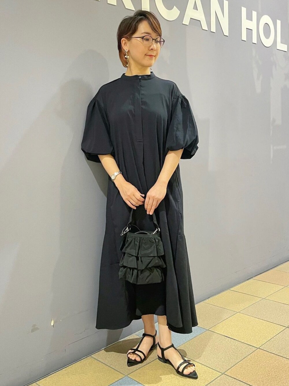 ブラック系のエコバッグ/サブバッグ、ブラック系のワンピースを着用したレディースの夏コーディネートの1枚目の写真