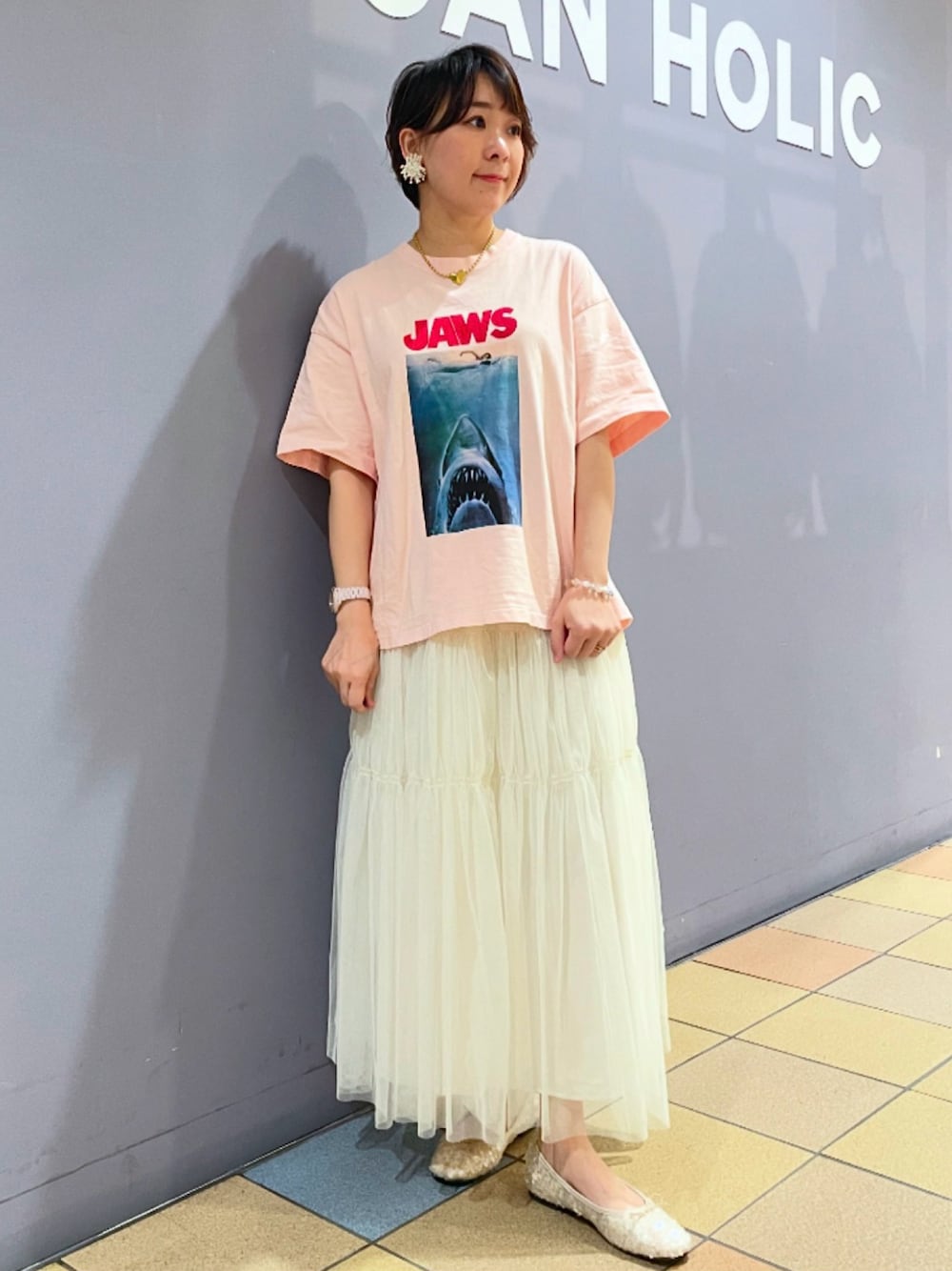 「アメリカンホリック、AMERICAN HOLIC、ジョーズ、JAWS、JAWS Tshirt、映画Tシャツ、ティアードスカート、チュールスカート、グリッターパンプス、キラキラパンプス、フェミニンカジュアル、アメホリ」｜「AMERICAN HOLICのティアードチュールスカート（スカート、ホワイト系）」を使った、ah.susuyuさん（骨格ストレート・レディース・157cm）の夏コーディネートの1枚目の写真
