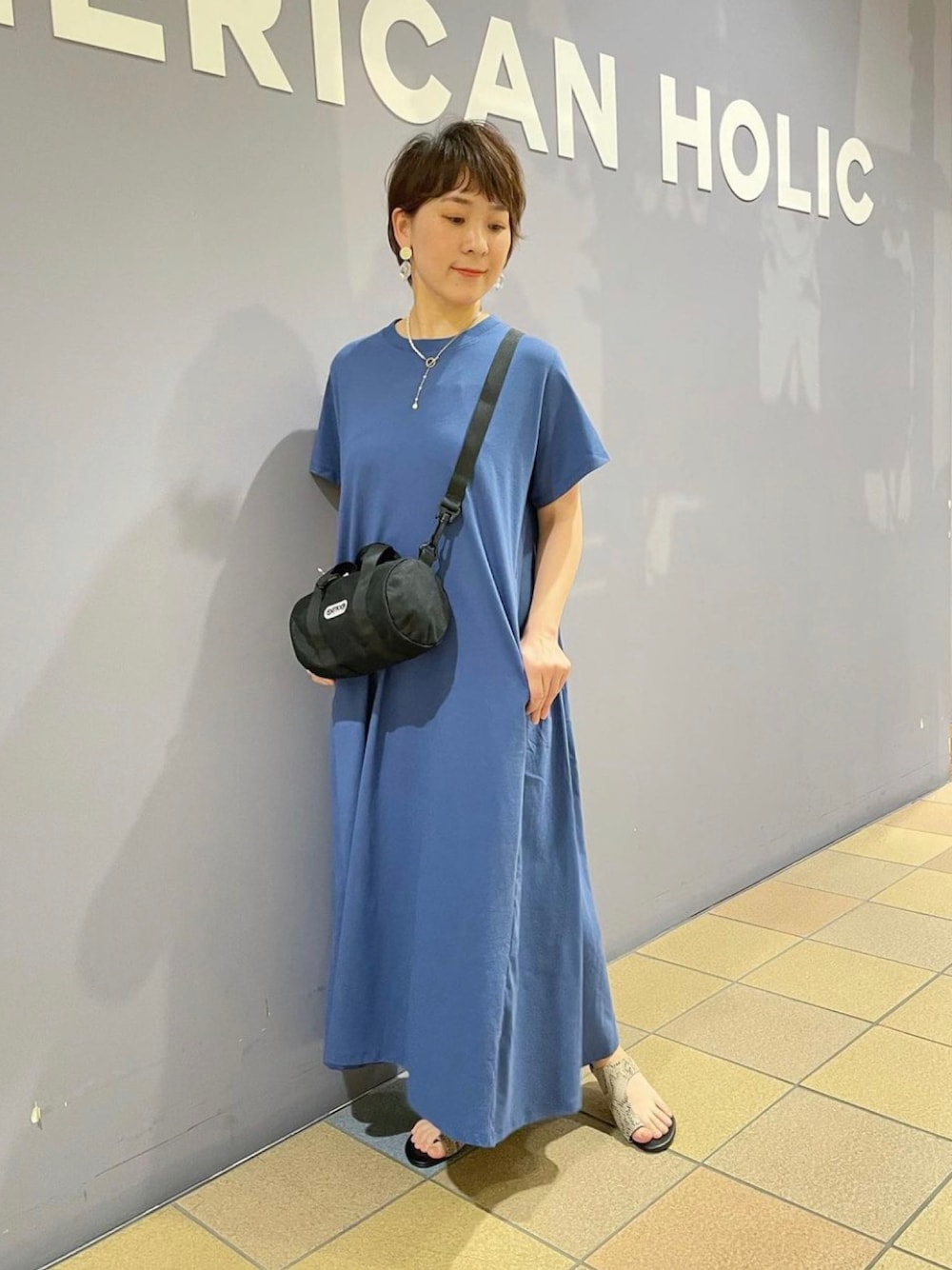 「ワンヒース、ワンピースコーデ、フレアワンピース、リゾートコーデ、リゾートワンピ、初夏コーデ、ドラムバッグ、トングサンダル、パイソン柄、パイソン柄サンダル、綿100％、リラックスコーデ、リラックスカジュアル、オトナカジュアルスタイル、アメリカンホリック」｜「AMERICAN HOLICのトングサンダル(Python)（サンダル、その他）」を使った、ah.susuyuさん（骨格ストレート・レディース・158cm）の春コーディネートの1枚目の写真