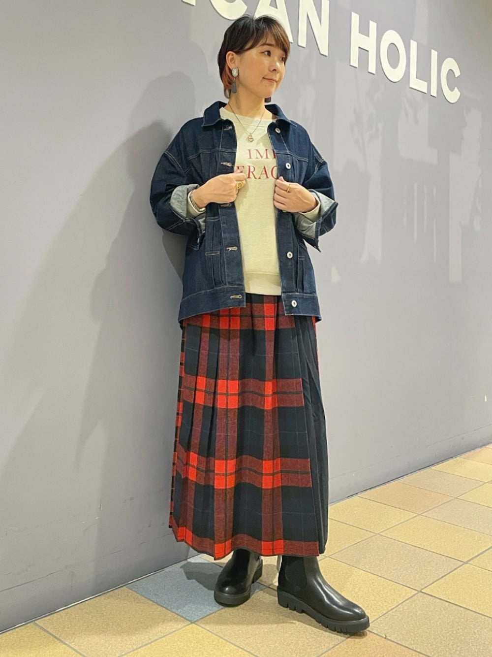 「秋服まるっと大公開、秋🍁コーデ、Gジャン、デニムジャケット、Gジャンコーデ、bigＧジャン、ロゴスウェット、ロゴトップス、チェックスカート、チェック柄、プリーツスカート、チェックプリーツスカート、サイドゴアブーツ、チェルシーブーツ、アメリカンホリック」｜「AMERICAN HOLICのBIG Gジャン（その他アウター、ブルー系）」を使った、ah.susuyuさん（骨格ストレート・レディース・158cm）の秋コーディネートの1枚目の写真