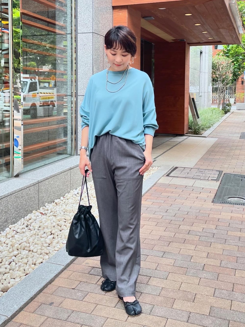 「アメリカンホリック、AMERICAN HOLIC、コクーントップス、コクーンシルエット、ゆったりシルエット、ベイカーパンツ、ネックレス、ロングネックレス、パンツコーデ、きれいめカジュアル、オトナカシュアル、リラックスカジュアル」｜「AMERICAN HOLICのライトポンチコクーンカットプルオーバー（Tシャツ/カットソー、ブルー系）」を使った、ah.susuyuさん（骨格ストレート・レディース・157cm）の夏コーディネートの1枚目の写真