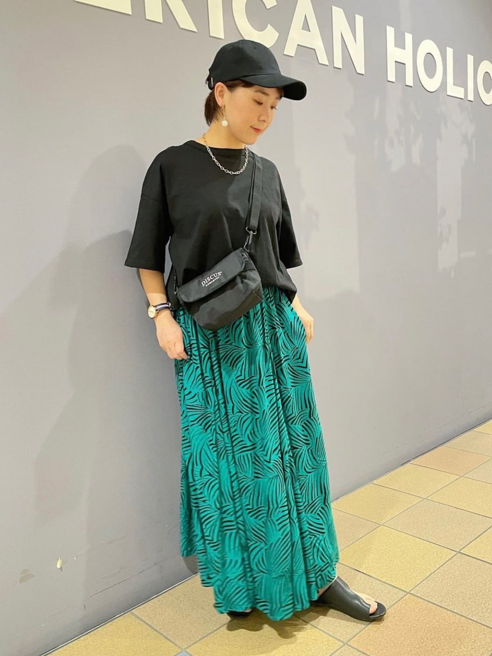 「バックコンシャス、Tシャツコーデ、スポーティーコーデ、フレアスカートコーデ、柄スカート、スカートコーデ、トングサンダル、初夏コーデ、大人カジュアルコーデ、discus、キャップコーデ、アメリカンホリック、AMERICAN HOLIC」｜「AMERICAN HOLICのサラッとギャザーフレアースカート2（スカート、グリーン系）」を使った、ah.susuyuさん（骨格ストレート・レディース・158cm）の春コーディネートの1枚目の写真