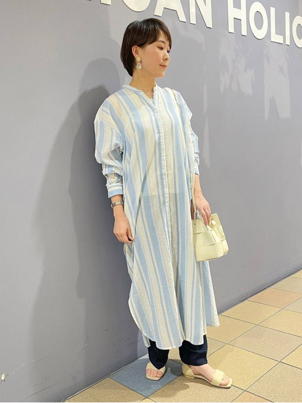 「ストライプシャツワンピ、シャツワンピース、バンドカラーシャツワンピース、ストライプワンピース、接触冷感パンツ、ワイドパンツコーデ、リラックスパンツ、センタープレスパンツ、リラックスコーデ、カジュアルスタイル、春夏コーデ、ブルー×ホワイト、サンダルコーデ、アメリカンホリック、AMERICAN HOLIC」｜「AMERICAN HOLICのマルチストライプボイルワンピース（ワンピース、その他）」を使った、ah.susuyuさん（骨格ストレート・レディース・158cm）の春コーディネートの1枚目の写真