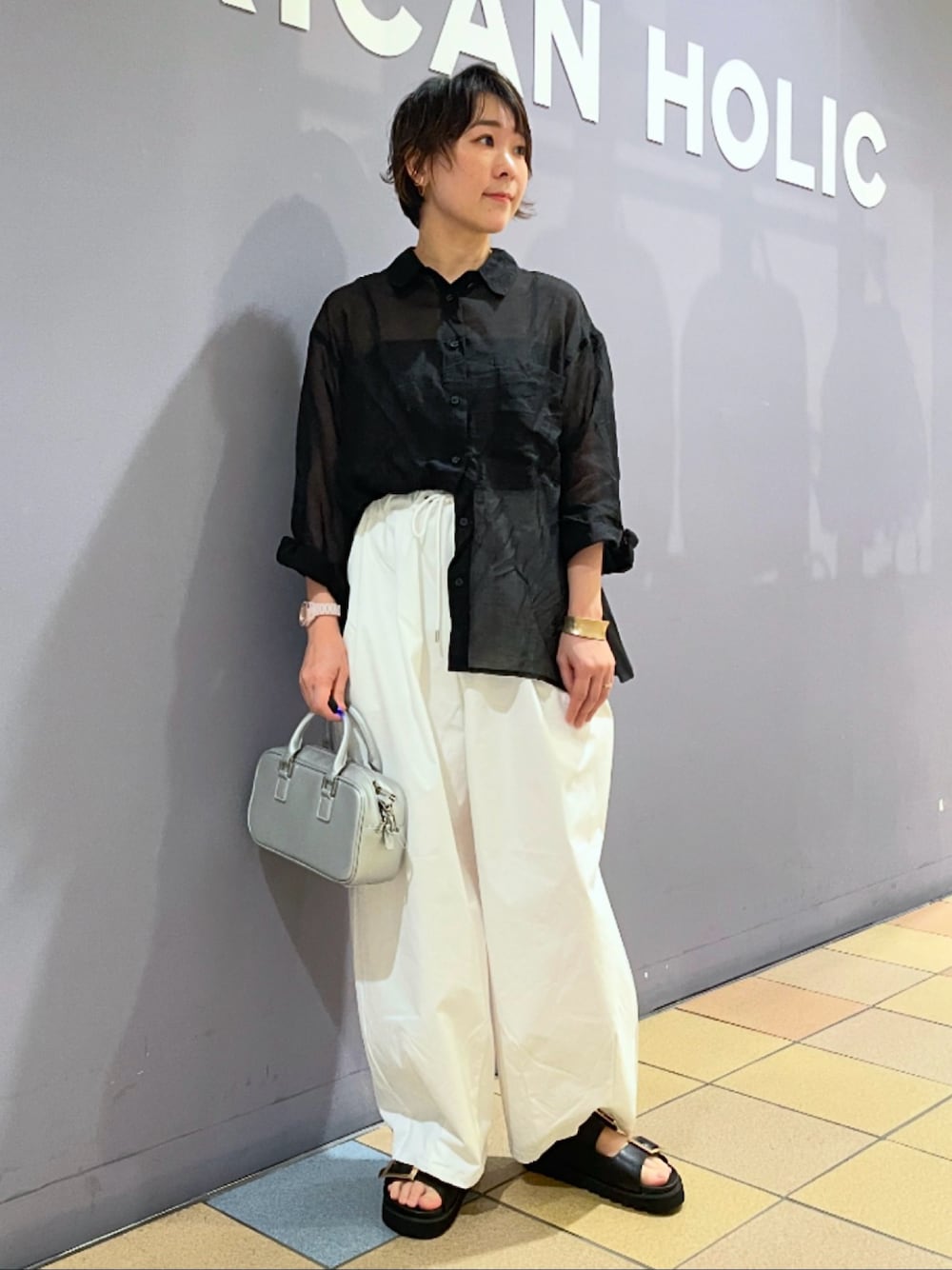 「アメリカンホリック、AMERICAN HOLIC、スノーパンツ、カーブパンツ、コクーンパンツ、シアーシャツ、シアーシャツコーデ、ハンドバッグ、シルバーバッグ、サンダル、バックルサンダル、モノトーンコーデ、シャツコーデ、パンツコーデ」｜「AMERICAN HOLICのバックルフラットサンダル（サンダル、ブラック系）」を使った、ah.susuyuさん（骨格ストレート・レディース・157cm）の夏コーディネートの1枚目の写真