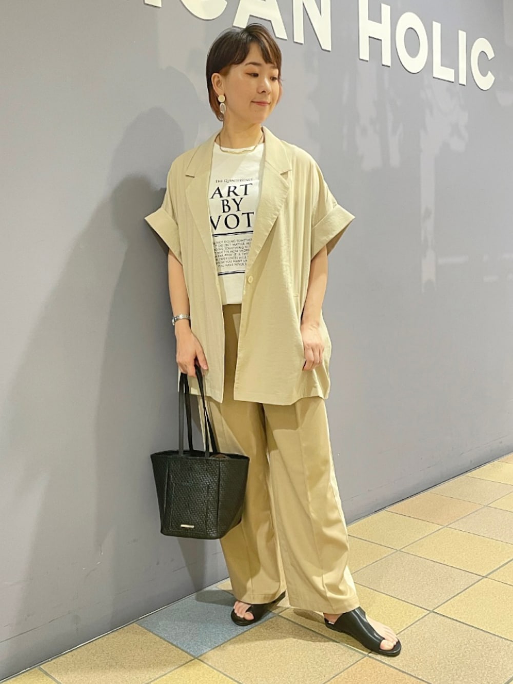 「半袖ジャケット、ジレジャケット、ジャケットコーデ、セットアップ風、サイドラインパンツ、パンツコーデ、ワイドパンツコーデ、ベージュコーデ、ベージュ×ブラック、ロゴカットソー、ロゴタンク、トングサンダル、ハンサムコーデ、アメリカンホリック、AMERICAN HOLIC」｜「AMERICAN HOLICの２way型押しトートバッグ（トートバッグ、ブラック系）」を使った、ah.susuyuさん（骨格ストレート・レディース・158cm）の夏コーディネートの1枚目の写真