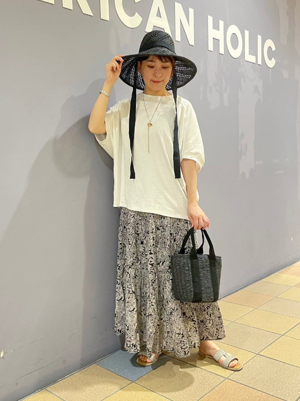 「花柄スカート、柄スカート、インドコットンスカート、コットンボイルフレアスカート、ドルマンスリーブ、ドルマンTシャツ、モノトーンスタイル、ペーパーハット、帽子コーデ、夏コーディネート、キレイめカジュアル、アメリカンホリック、AMERICAN HOLIC」｜「AMERICAN HOLICのカゴＢＡＧ（ハンドバッグ、ブラック系）」を使った、ah.susuyuさん（骨格ストレート・レディース・158cm）の夏コーディネートの1枚目の写真