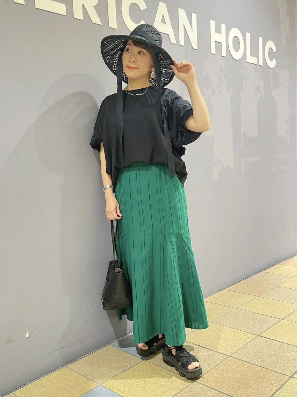 「マーメイドスカート、マーメイドライン、スカートコーデ、ストライプスカート、はしごレース、フリルトップス、フリル袖Ｔシャツ、フリル袖、キレイめカジュアル、おでかけコーデ、夏コーデ、晩夏コーデ、ペーパーハット、アメリカンホリック、リネンスカート」｜「AMERICAN HOLICの２way型押しトートバッグ（トートバッグ、ブラック系）」を使った、ah.susuyuさん（骨格ストレート・レディース・158cm）の夏コーディネートの1枚目の写真