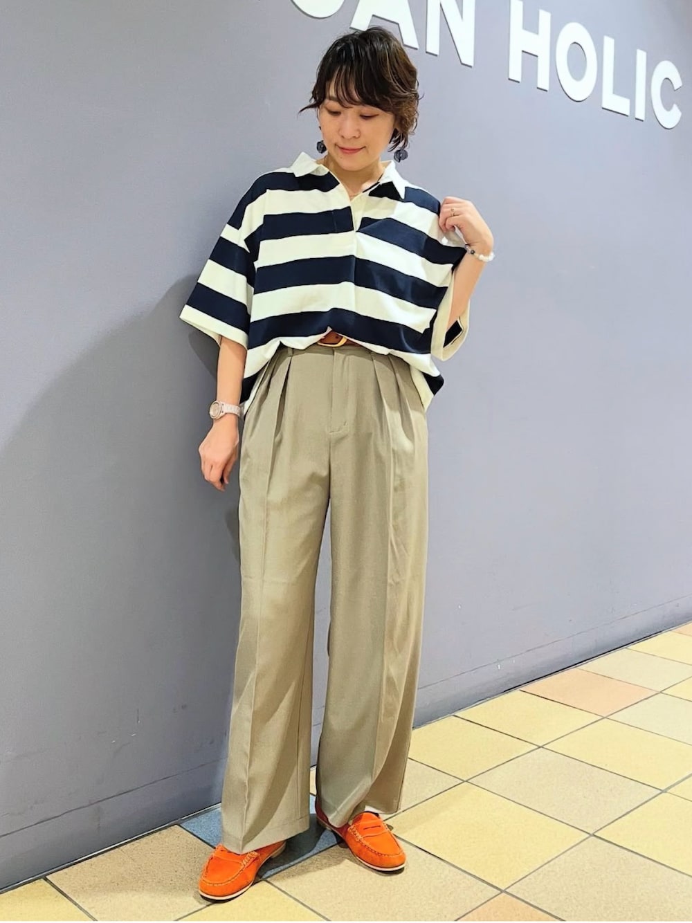 「ラガーシャツ、ラガーポロシャツ、アメリカンホリック、AMERICAN HOLIC、カジュアルコーデ、大人カジュアルコーデ、タックワイドパンツ、タックパンツ、チノパン、ベージュパンツ、ローファーコーデ、差し色コーデ、差し色(オレンジ)、ボーダートップス、おとなカジュアル」｜「AMERICAN HOLICのタックワイドパンツ（スラックス、ベージュ系）」を使った、ah.susuyuさん（骨格ストレート・レディース・157cm）の夏コーディネートの1枚目の写真