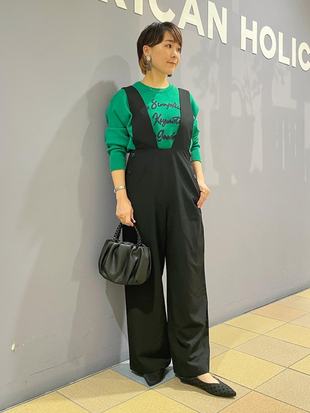 「秋服まるっと大公開、サロペット、サロペットコーデ、サロペットパンツ、ハイウエスト、大人カジュアル、ロゴニット、ロゴ刺繍、高見えコーデ、秋🍁コーデ、マニッシュコーデ、アメリカンホリック、AMERICAN HOLIC」｜「AMERICAN HOLICの編み込みハンドルミニショルダーBAG（ショルダーバッグ、ブラック系）」を使った、ah.susuyuさん（骨格ストレート・レディース・158cm）の秋コーディネートの1枚目の写真