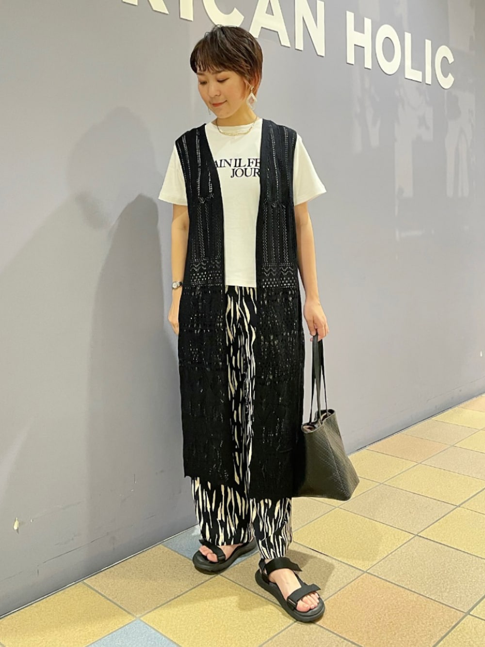 「ジレ、ニットジレ、ロングジレ、ロゴTシャツ、ロゴT、ロゴ刺繍、柄パンツ、柄パンツコーデ、モノトーンコーデ、モノトーンスタイル、大人カジュアルコーデ、晩夏コーデ、アメリカンホリック、AMERICAN HOLIC」｜「AMERICAN HOLICの２way型押しトートバッグ（トートバッグ、ブラック系）」を使った、ah.susuyuさん（骨格ストレート・レディース・158cm）の夏コーディネートの1枚目の写真