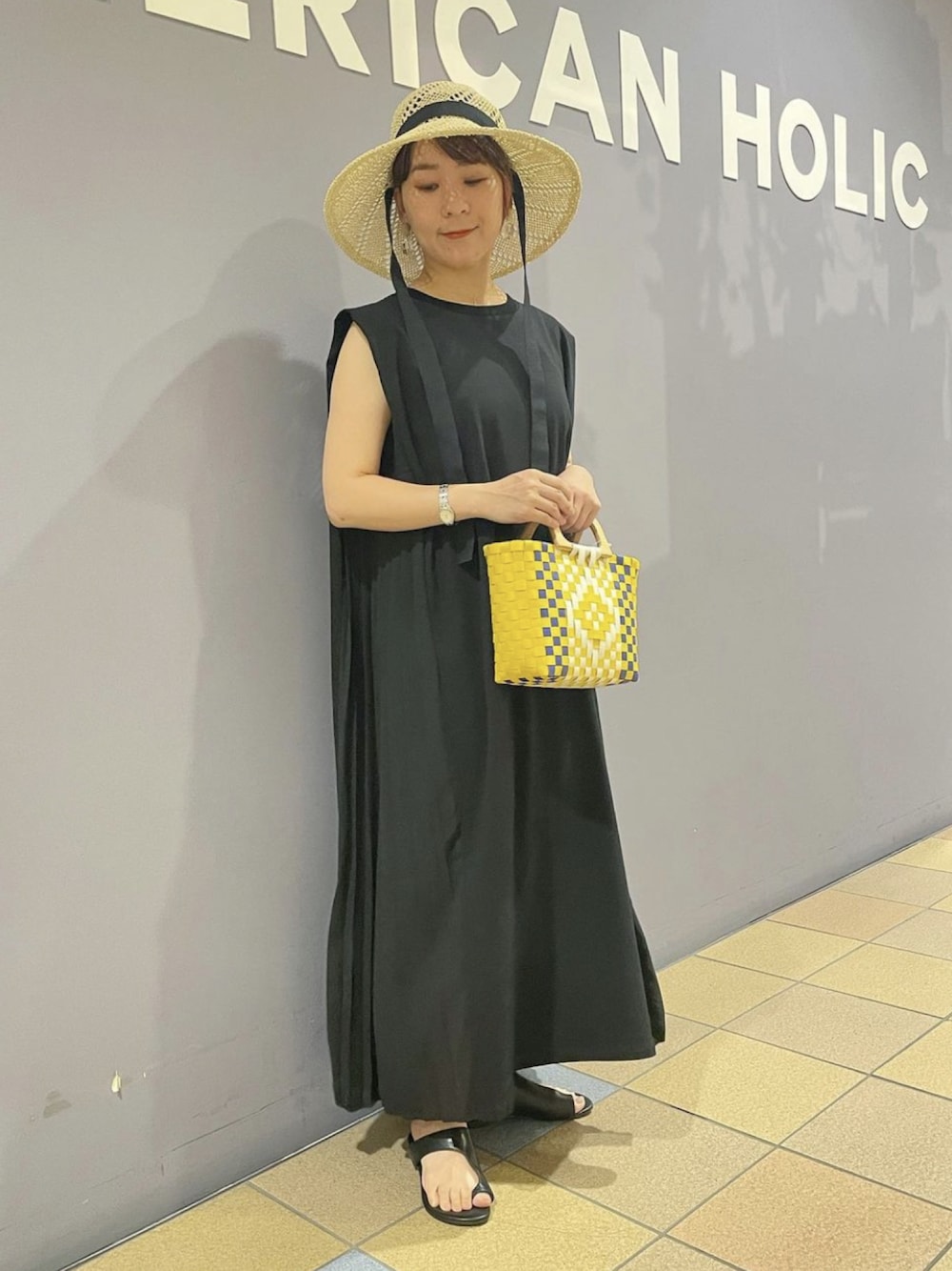「ワンピースコーデ、夏ワンピース、夏ワンピ、プリーツワンピース、サイドプリーツ、サイドプリーツワンピース、異素材ワンピース、夏コーデ、ペーパーハット、ウッドハンドルバッグ、トングサンダル、キレイめカジュアル、おでかけコーデ、アメリカンホリック、AMERICAN HOLIC」｜「AMERICAN HOLICのウッドハンドルカゴＢＡＧ（ハンドバッグ、イエロー系）」を使った、ah.susuyuさん（骨格ストレート・レディース・158cm）の夏コーディネートの1枚目の写真