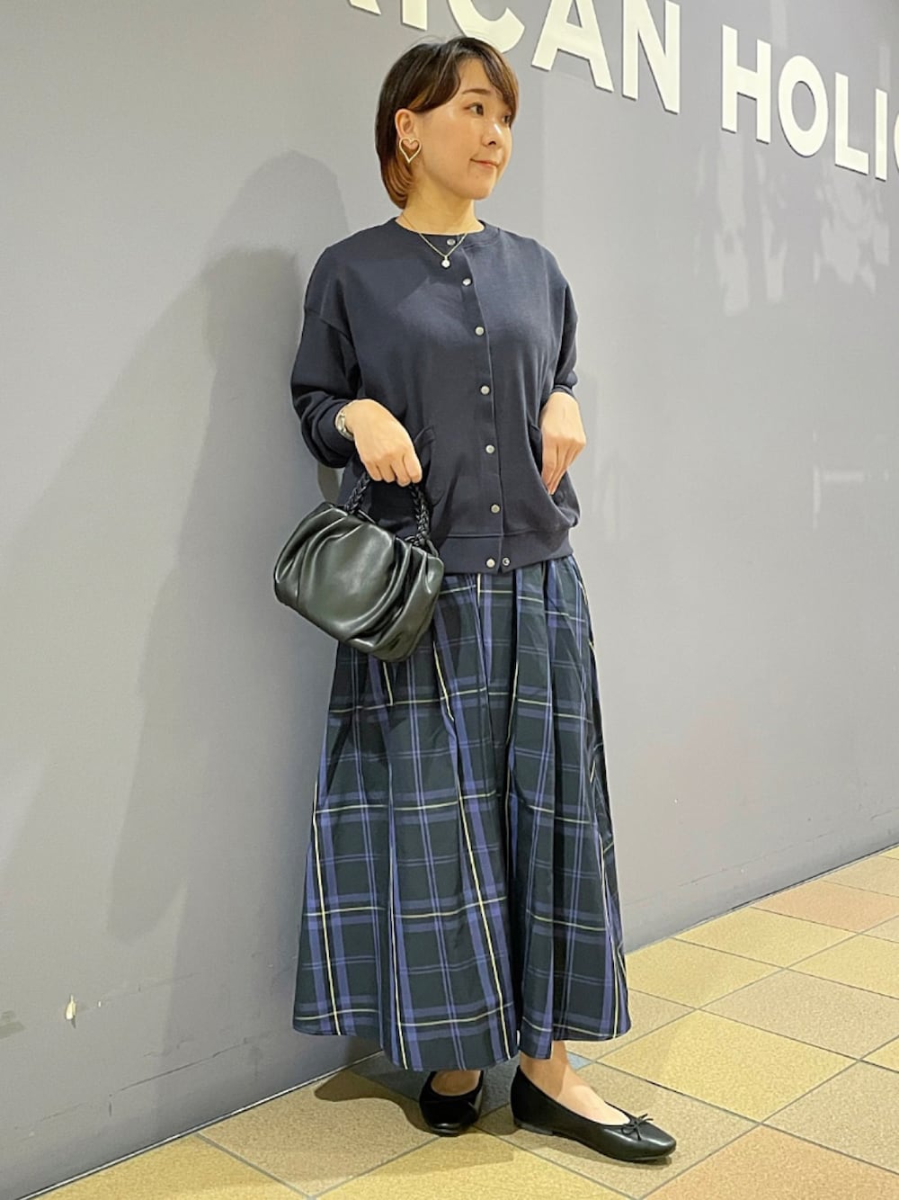 「カーディガンコーデ、カーディガン、秋服まるっと大公開、秋🍁コーデ、リバーシブルスカート、チェックスカート、チェック柄、チュールスカート、バレエパンプス、バレエシューズ、淡水パール、イニシャル(モチーフ)、アメリカンホリック、AMERICAN HOLIC」｜「AMERICAN HOLICのソフトバレエフラットシューズ（パンプス、ブラック系）」を使った、ah.susuyuさん（骨格ストレート・レディース・158cm）の秋コーディネートの1枚目の写真