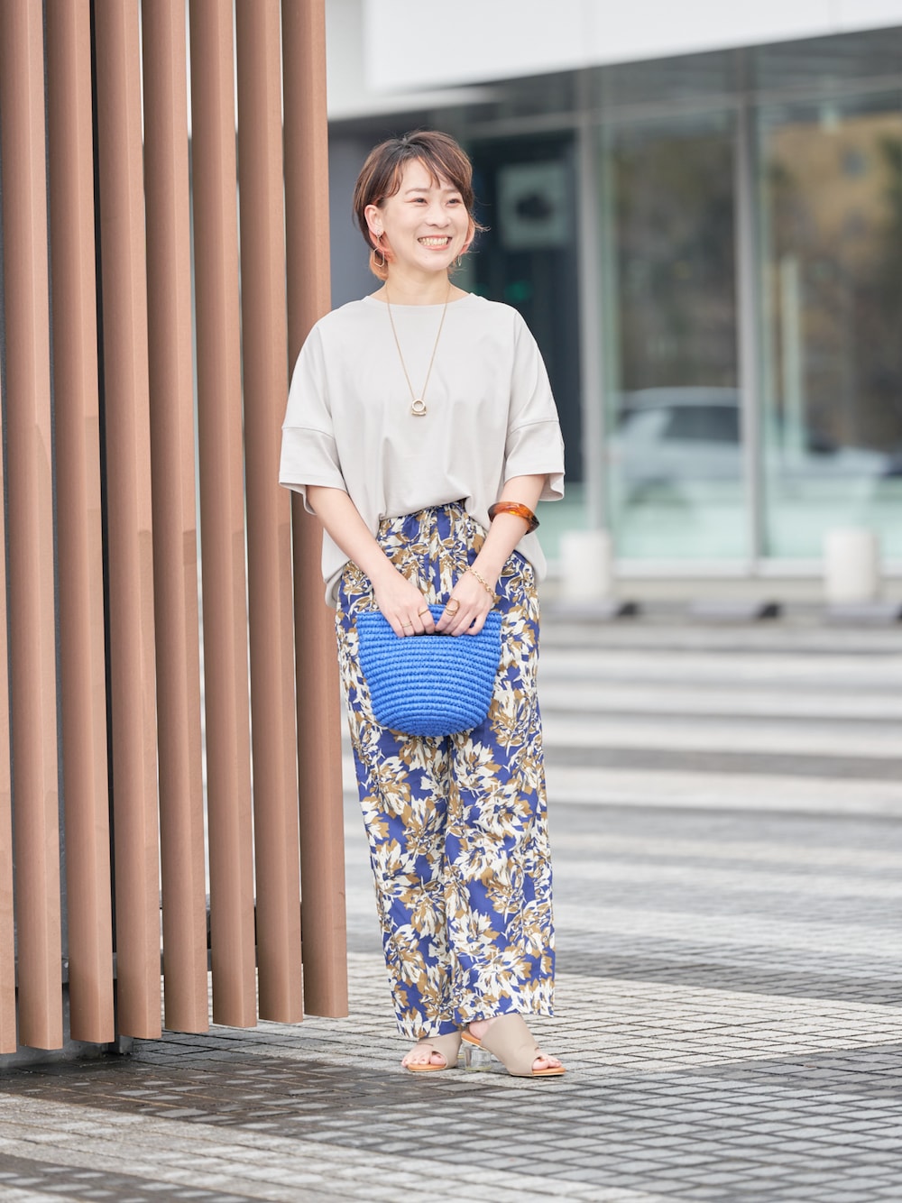 「コクーントップス、コクーンシルエット、Tシャツ、体型カバーコーデ、体型カバー、柄パンツ、柄パンツコーデ、ブルーコーデ、ブルートーン、夏コーデ、初夏コーデ、初夏コーディネート、ペーパーバッグ、カジュアルスタイル、アメリカンホリック」｜「AMERICAN HOLICのリングモチーフネックレス（ネックレス、ゴールド系）」を使った、ah.susuyuさん（骨格ストレート・レディース・158cm）の春コーディネートの1枚目の写真