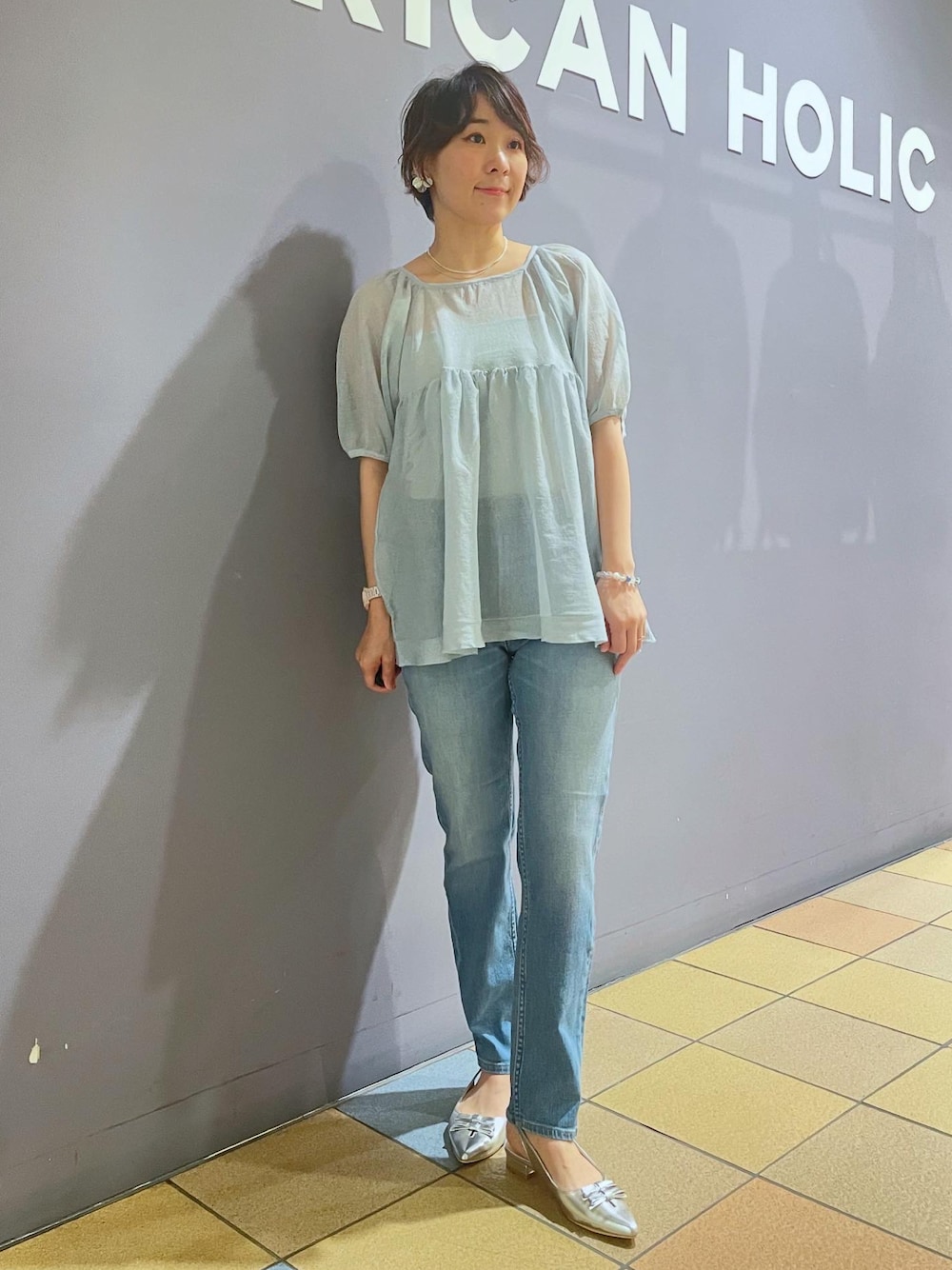 「アメリカンホリック、AMERICAN HOLIC、パフスリーブニット、パフスリーブ、デニムパンツ、テーパードデニム、ミュール、ミュールサンダル、フェミニン×カジュアル、フェミニンコーデ、ブルーコーデ、シルバーサンダル、シルバーアクセサリー、ライトブルー、サックスブルー」｜「AMERICAN HOLICのシアーパフスリーブニットプルオーバー（ニット/セーター、ブルー系）」を使った、ah.susuyuさん（骨格ストレート・レディース・157cm）の夏コーディネートの1枚目の写真