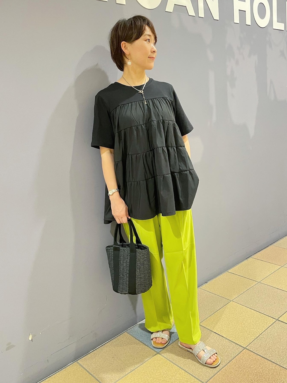 「カラーパンツコーデ、カラーパンツ　グリーン、センタープレスパンツ、ワイドパンツ、接触冷感パンツ、リラックスカジュアル、ティアードフリルトップス、ティアードカットソー、プチプラコーデ、大人カジュアルコーデ、サンダルコーデ、アメリカンホリック、AMERICAN HOLIC、パンツコーデ」｜「AMERICAN HOLICのカゴＢＡＧ（ハンドバッグ、ブラック系）」を使った、ah.susuyuさん（骨格ストレート・レディース・158cm）の春コーディネートの1枚目の写真