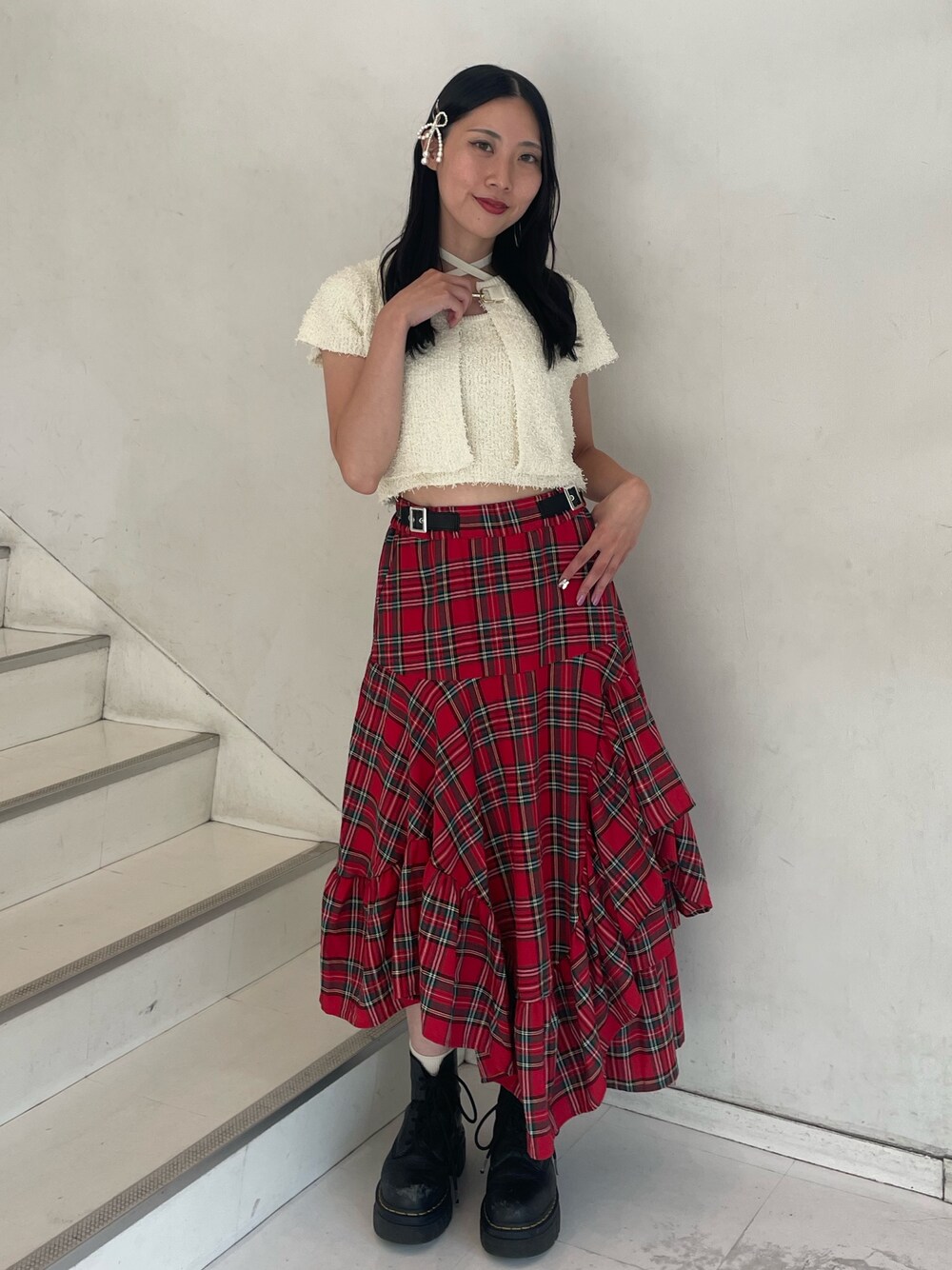 「jouetie、jouetiefashionista、jouetie_ootd、jouetieコーデ、ジュエティ、ジュエティ(jouetie)、ジュエティコーデ、FRUITS ZIPPER、赤チェック、チェック、秋コーデ、休日スタイル、ガーリーコーデ、秋服コーデ」｜「jouetieのイレギュラーフリルフレアスカート（スカート、レッド系）」を使った、RINOさん（レディース・156cm）の秋コーディネートの1枚目の写真