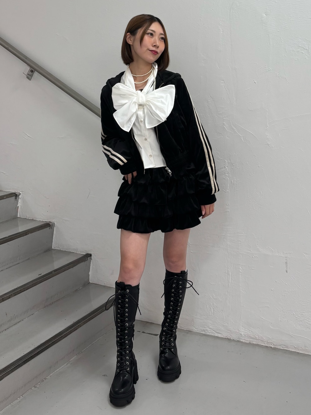 ブラック系のスカート、ブラック系のパーカー、ホワイト系のシャツ/ブラウスを着用したレディースの秋コーディネートの1枚目の写真