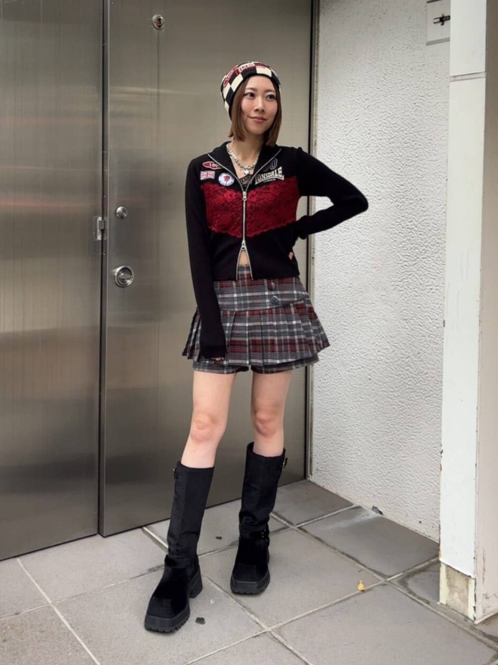 ブラック系のブーツ、グレー系のその他パンツ、ブラック系のカーディガン/ボレロを着用したレディースの秋コーディネートの1枚目の写真