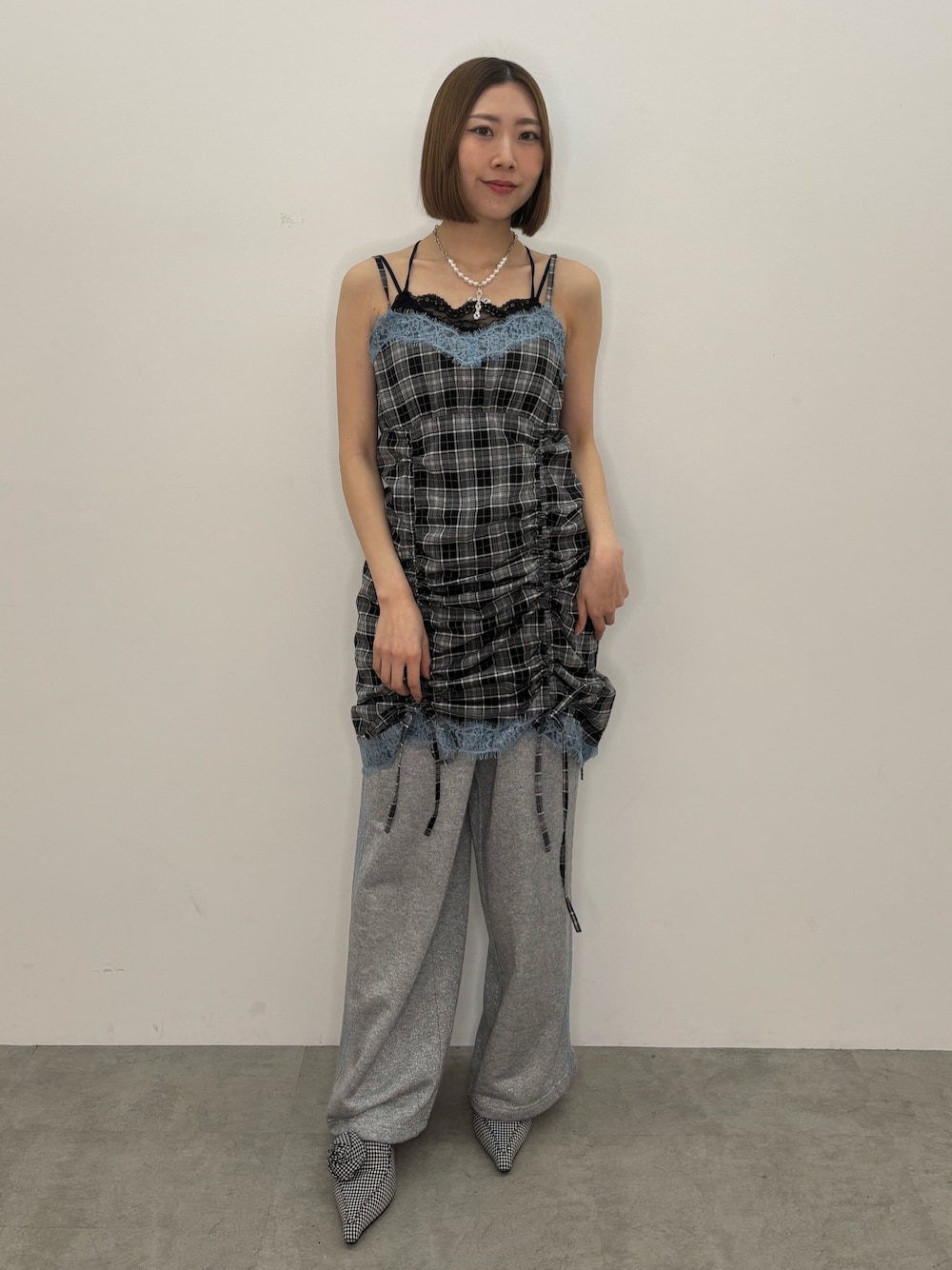 ブラック系のパンプス、グレー系のその他パンツ、ブラック系のワンピースを着用したレディースの春コーディネートの1枚目の写真