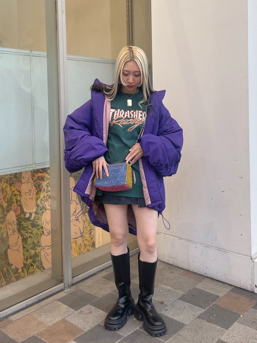 グリーン系のTシャツ/カットソー、その他のショルダーバッグ、ブラック系のその他パンツを着用したレディースの秋コーディネートの1枚目の写真