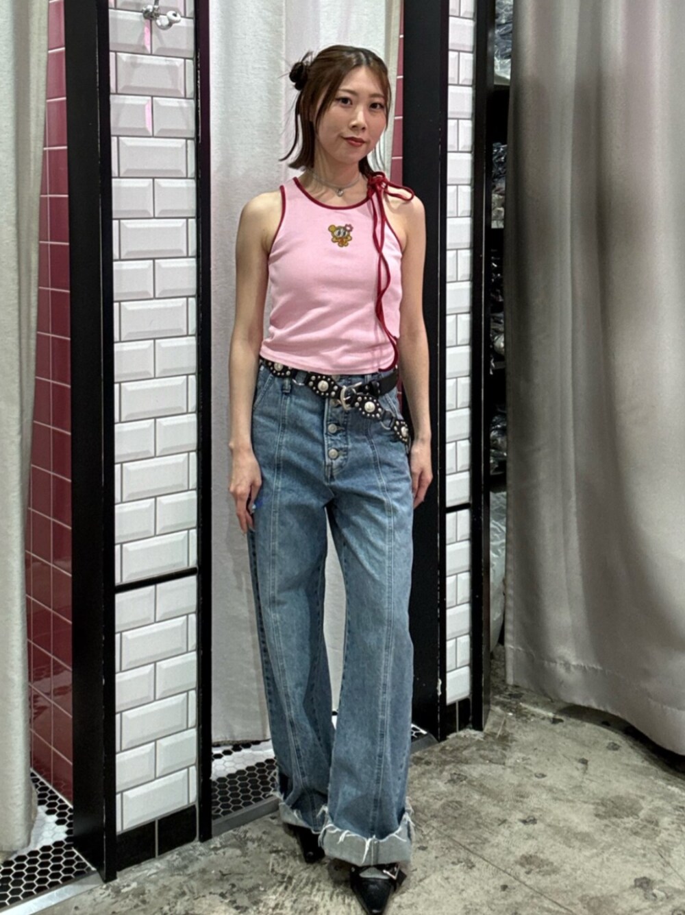 ブルー系のデニムパンツ、ピンク系のキャミソール、ブラック系のパンプスを着用したレディースの夏コーディネートの1枚目の写真