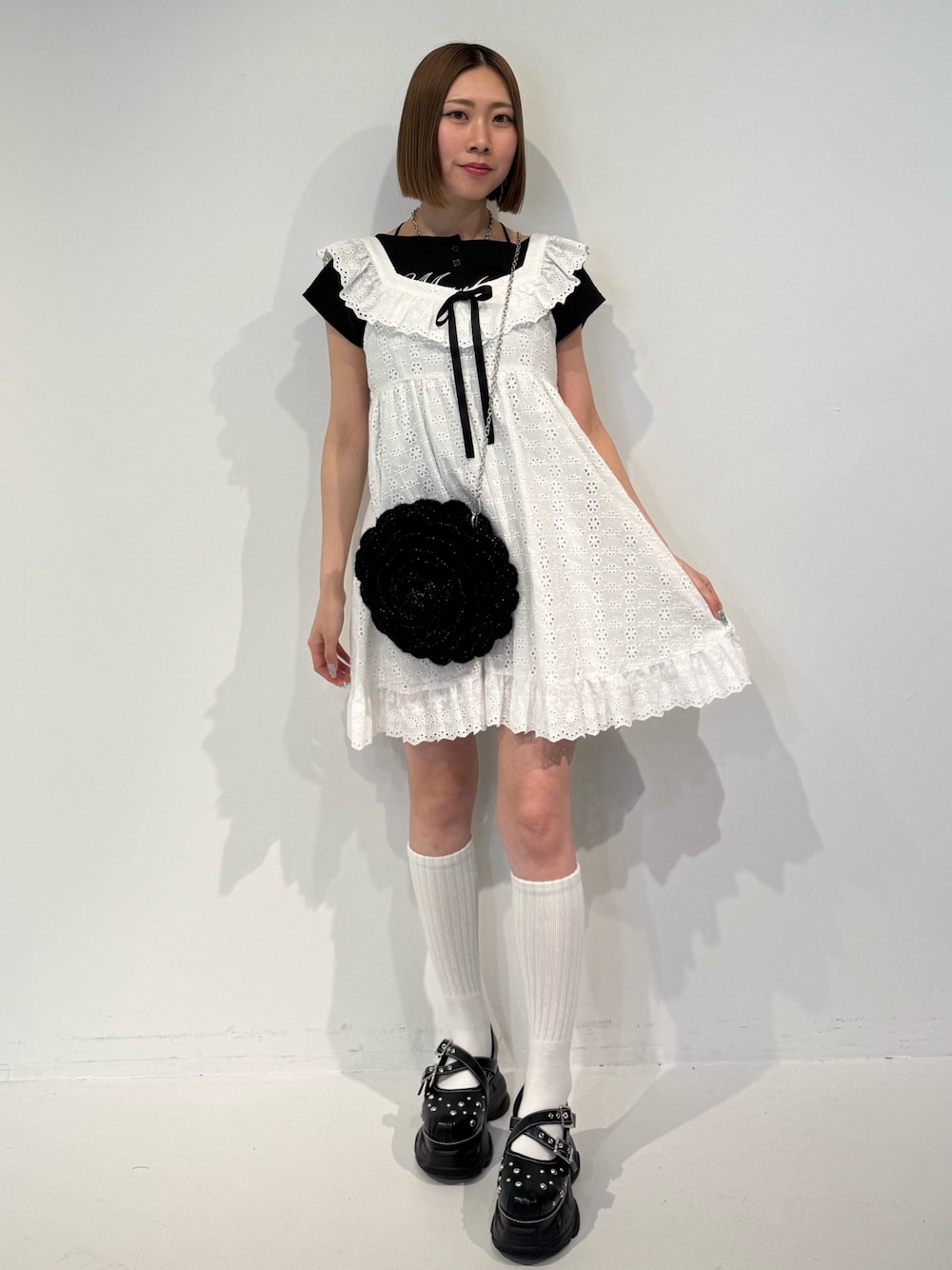 ホワイト系のワンピース、ブラック系のショルダーバッグ、ブラック系のTシャツ/カットソーを着用したレディースの春コーディネートの1枚目の写真