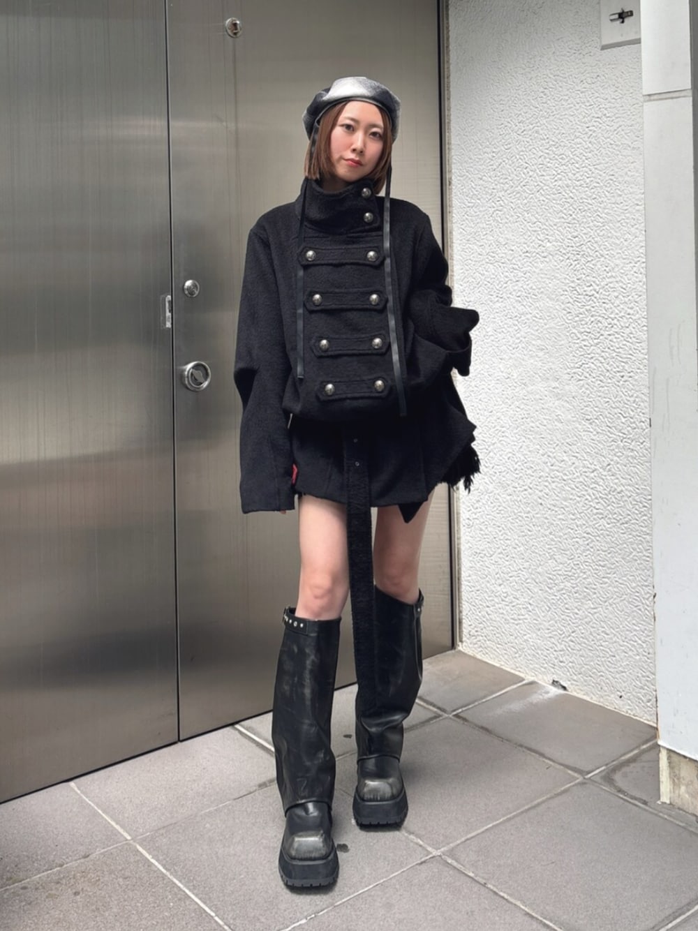 ブラック系のブーツ、ブラック系のスカート、ブラック系のその他アウターを着用したレディースの夏コーディネートの1枚目の写真