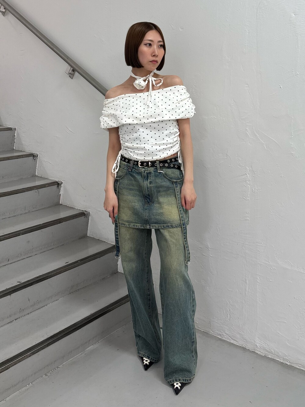 ブルー系のデニムパンツ、ブラック系のパンプス、ホワイト系のTシャツ/カットソーを着用したレディースの夏コーディネートの1枚目の写真