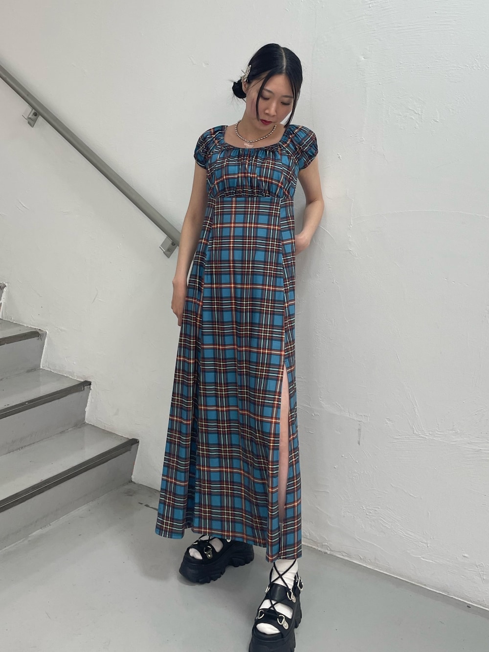「jouetie、jouetiefashionista、jouetie_ootd、jouetieコーデ、jouetie ワンピース、ジュエティ、ジュエティ(jouetie)、ジュエティワンピース、チェックワンピース、ロングワンピース、レースアップサンダル、夏コーデ、チェック、大人ガーリー、ブルー」｜「jouetieのフレンチスリーブカットワンピース（ワンピース、ブルー系）」を使った、RINOさん（レディース・156cm）の夏コーディネートの1枚目の写真