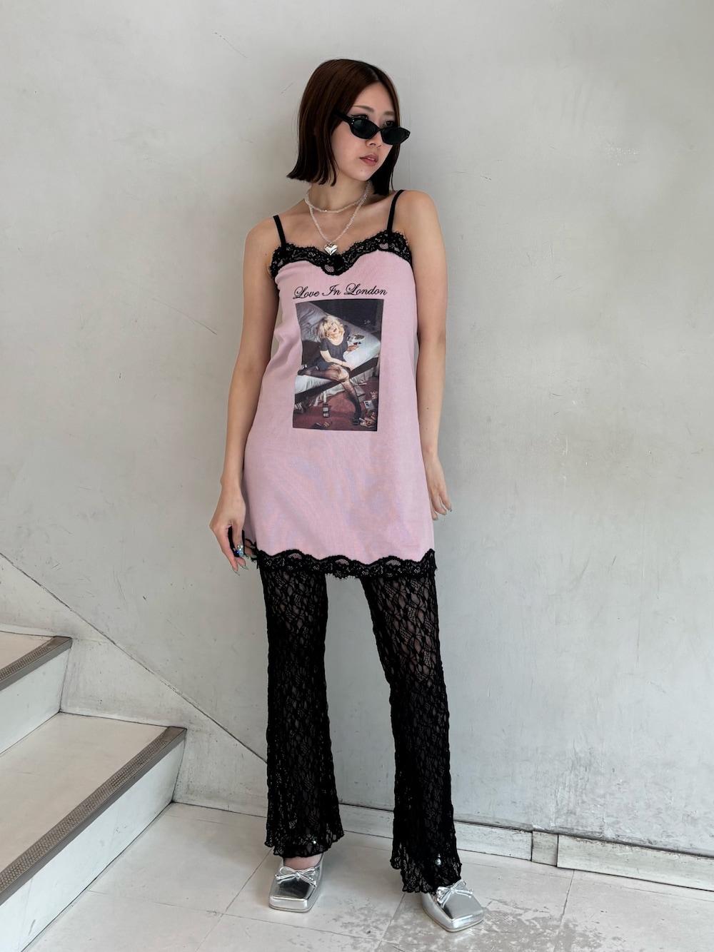 ピンク系のワンピース、ブラック系のその他パンツ、シルバー系のパンプスを着用したレディースの夏コーディネートの1枚目の写真