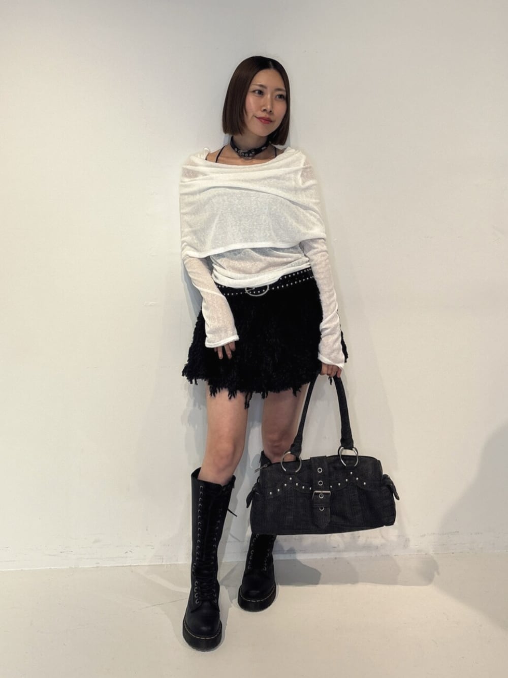ブラック系のボストンバッグ、ホワイト系のTシャツ/カットソー、ブラック系のスカートを着用したレディースの夏コーディネートの1枚目の写真