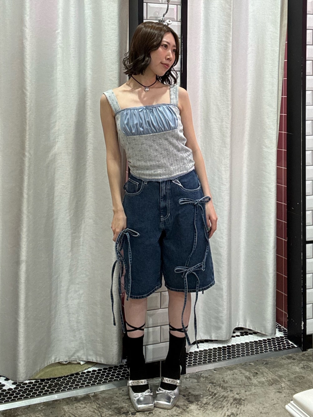 ブルー系のデニムパンツ、グレー系のキャミソール、シルバー系のパンプスを着用したレディースの春コーディネートの1枚目の写真