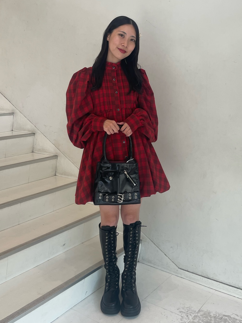 「jouetie、jouetiefashionista、jouetie_ootd、jouetieコーデ、ジュエティ、ジュエティ(jouetie)、ジュエティコーデ、チェック、FRUITS ZIPPER、ブーツ、赤チェック、赤チェックワンピース、秋コーデ、デートコーデ」｜「jouetieのライダースハンドBAG（ハンドバッグ、ブラック系）」を使った、RINOさん（レディース・156cm）の秋コーディネートの1枚目の写真