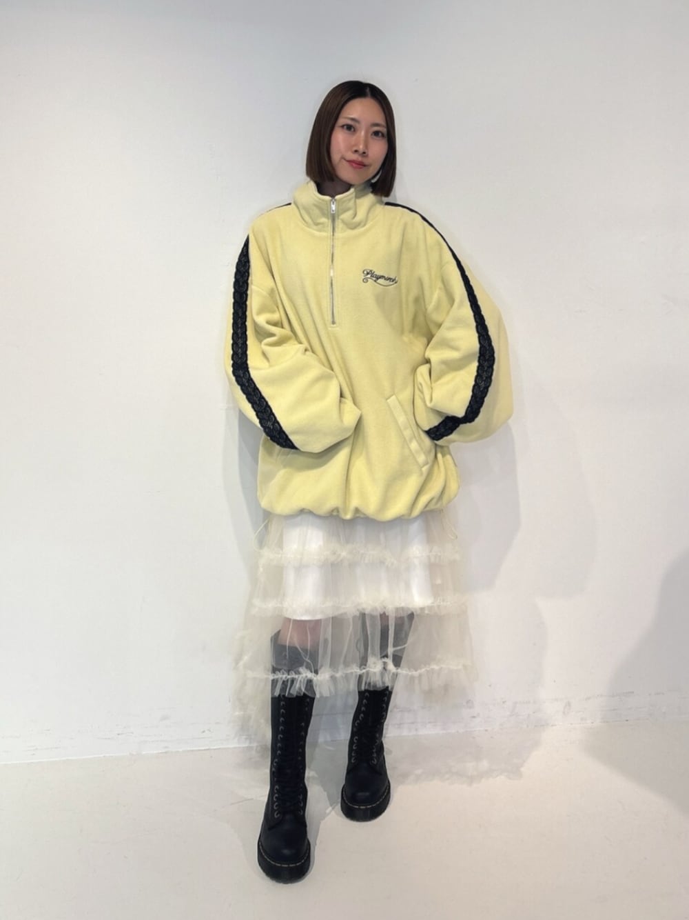 イエロー系のTシャツ/カットソー、ホワイト系のスカートを着用したレディースの夏コーディネートの1枚目の写真