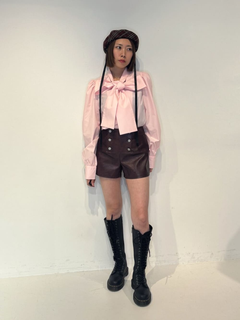 レッド系のその他パンツ、ピンク系のシャツ/ブラウス、レッド系のハンチング/ベレー帽を着用したレディースの夏コーディネートの1枚目の写真