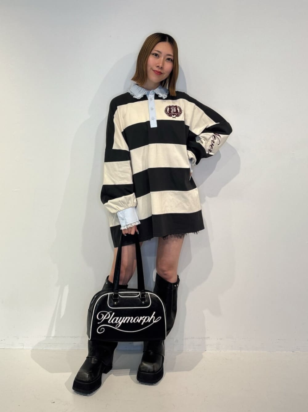 ブラック系のブーツ、ブラック系のTシャツ/カットソー、ブラック系のその他パンツを着用したレディースの夏コーディネートの1枚目の写真