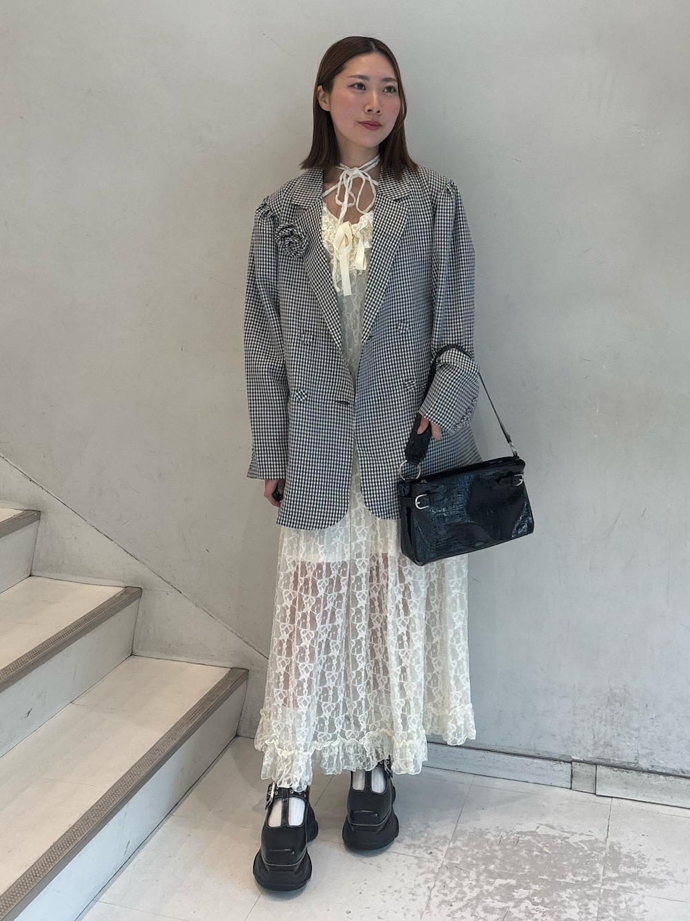 その他のテーラードジャケット、ホワイト系のワンピース、ブラック系のローファーを着用したレディースの冬コーディネートの1枚目の写真