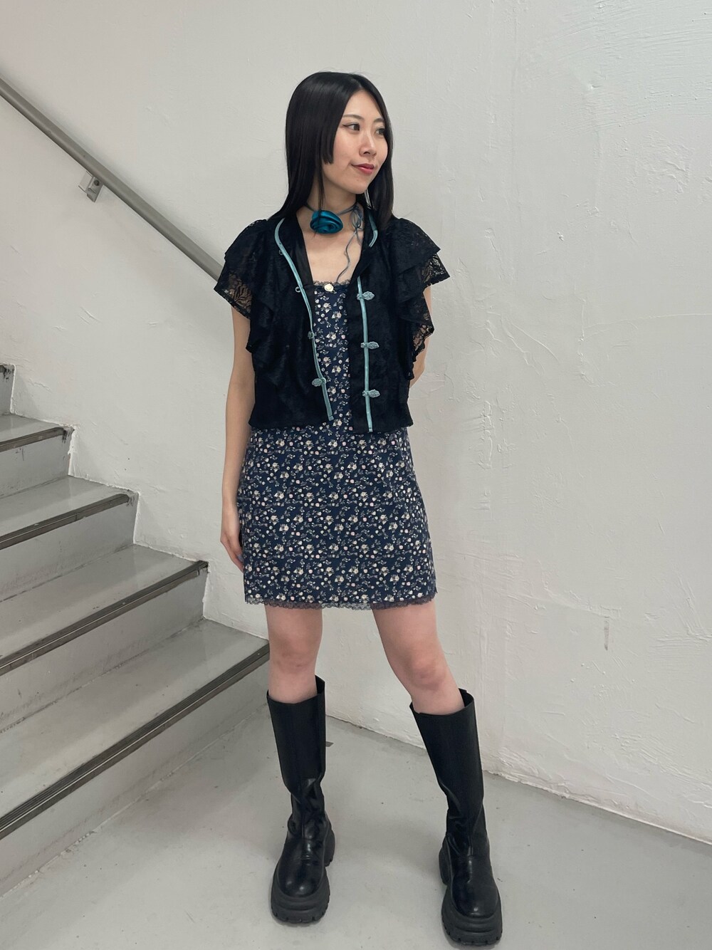「jouetie、jouetiefashionista、jouetie_ootd、jouetieコーデ、jouetie ワンピース、キャミワンピ、花柄ワンピース、チャイナシャツ、チャイナブラウス、おでかけコーデ、夏服、お洒落さんとつながりたい、フリルトップス、チャイナ」｜「jouetieのフラワーカットキャミワンピース（ワンピース、ブルー系）」を使った、RINOさん（レディース・156cm）の春コーディネートの1枚目の写真
