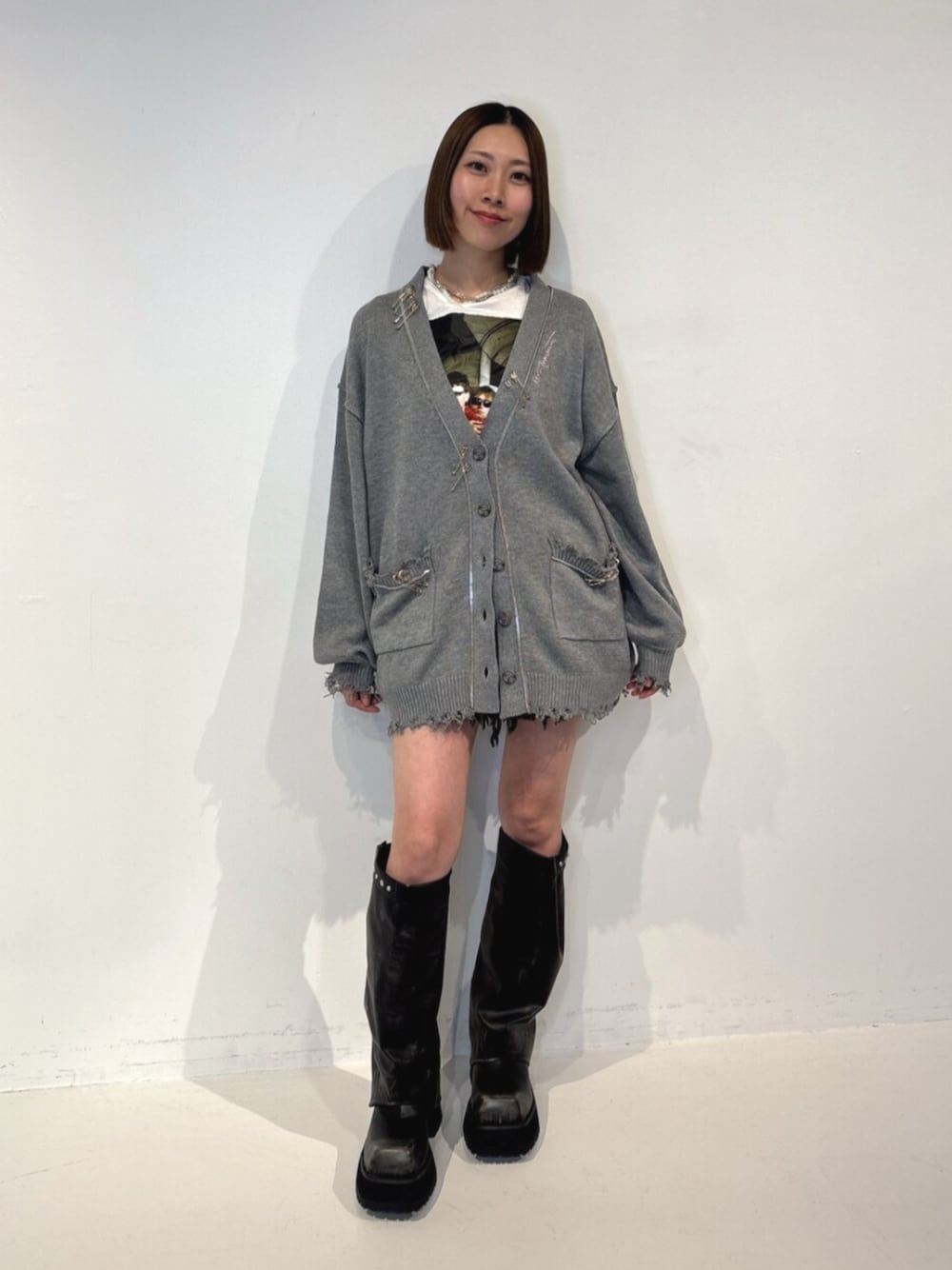 ブラック系のブーツ、グレー系のカーディガン/ボレロ、ホワイト系のTシャツ/カットソーを着用したレディースの夏コーディネートの1枚目の写真