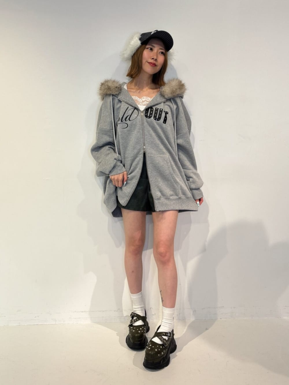 ブラック系のサンダル、グレー系のTシャツ/カットソー、グリーン系のその他パンツを着用したレディースの夏コーディネートの1枚目の写真
