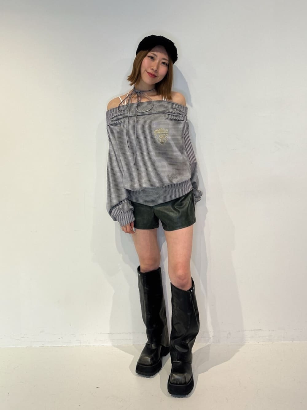 ブラック系のブーツ、ブラック系のTシャツ/カットソー、ブラック系のその他パンツを着用したレディースの夏コーディネートの1枚目の写真