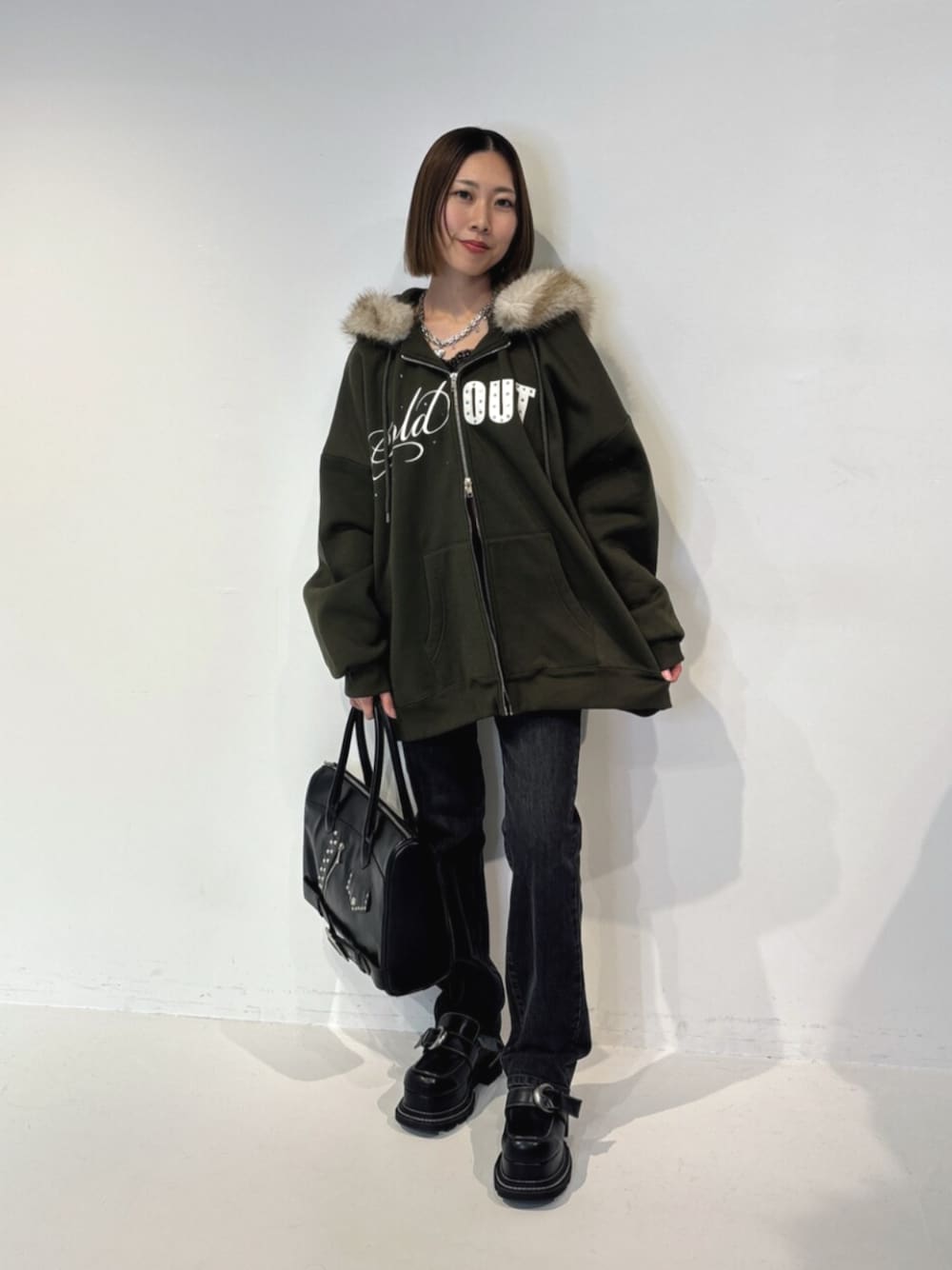 ブラック系のハンドバッグ、グリーン系のTシャツ/カットソー、ブラック系のその他パンツを着用したレディースの夏コーディネートの1枚目の写真
