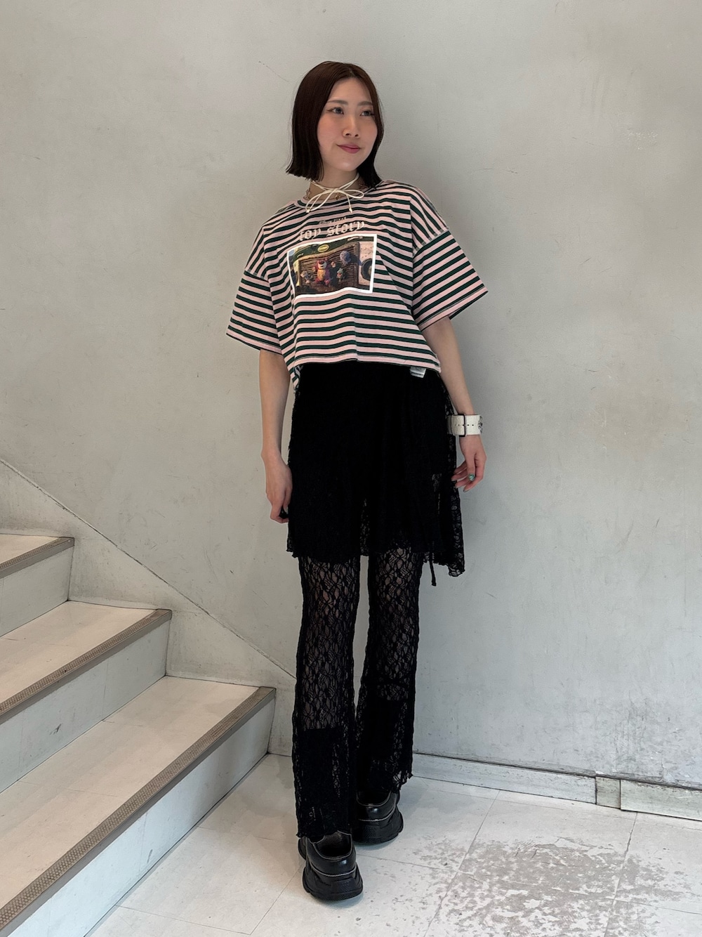 「jouetie、jouetiefashionista、jouetie_ootd、jouetieコーデ、ジュエティ、ジュエティ(jouetie)、ジュエティコーデ、ディズニーシー、ディズニーシーコーデ、ディズニー、ディズニーコーデ、ディズニーランド、トイストーリー、トイストーリーコーデ」｜「jouetieのラップレイヤードレースパンツ（その他パンツ、ブラック系）」を使った、RINOさん（骨格ウェーブ・レディース・156cm）の春コーディネートの1枚目の写真