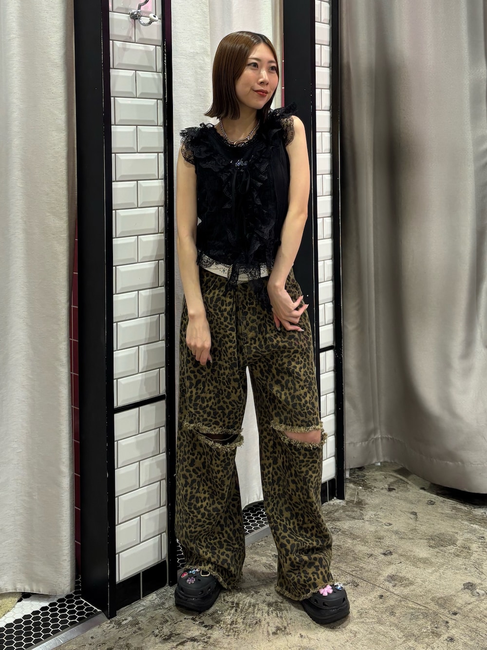 ブラウン系のその他パンツ、ブラック系のベスト、ブラック系のタンクトップを着用したレディースの夏コーディネートの1枚目の写真