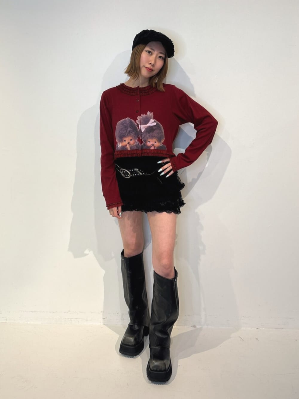 ブラック系のその他パンツ、ブラック系のブーツ、レッド系のカーディガン/ボレロを着用したレディースの夏コーディネートの1枚目の写真