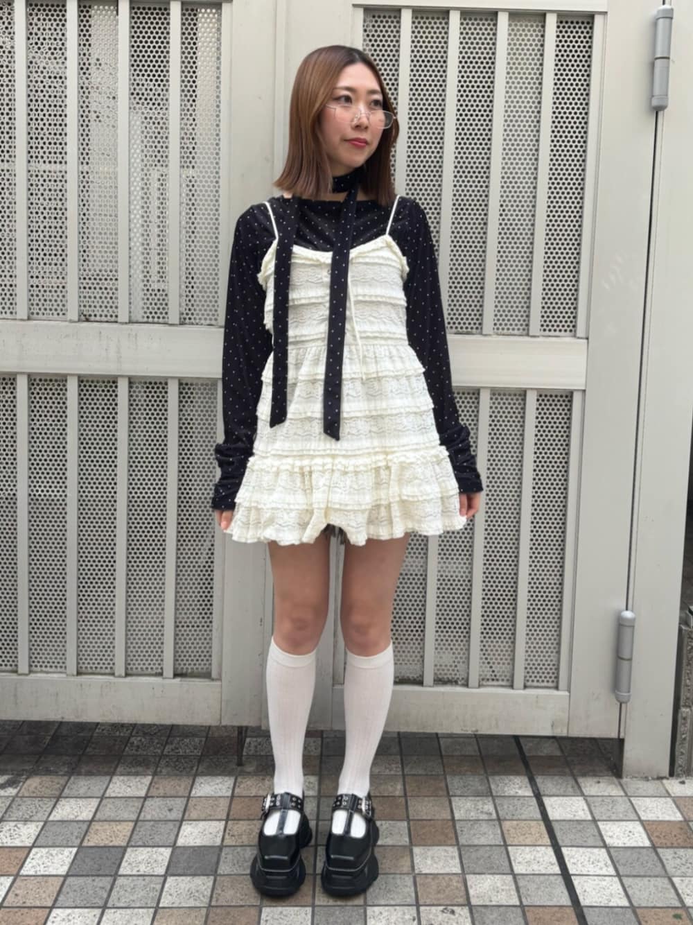 ブラック系のローファー、ホワイト系のワンピース、ブラック系のTシャツ/カットソーを着用したレディースの冬コーディネートの1枚目の写真